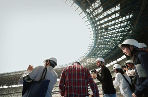 Journalisten besuchen ein neu gebautes Stadion in Tokio. Foto: AFP/Behrouz Mehri