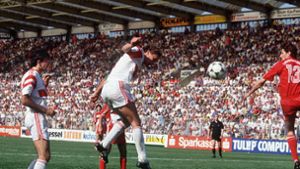 Guido Buchwald köpft den VfB Stuttgart 1992 in Leverkusen zur Meisterschaft. Foto: Baumann/Baumann