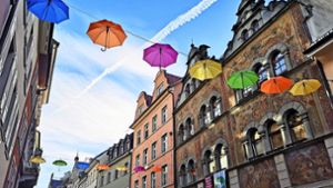 In Konstanz hängen statt der Fasnachtsbändel bunte Regenschirme über der Kanzleistraße vor dem Rathaus. Foto: Stadtmarketing