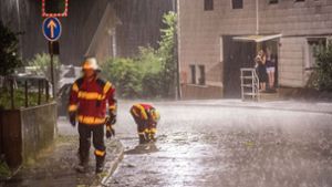 Die Feuerwehren sind wie hier in Köngen zum Teil mitten im Starkregen im Einsatz gewesen. Foto: SDMG