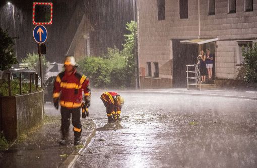 Die Feuerwehren sind wie hier in Köngen zum Teil mitten im Starkregen im Einsatz gewesen. Foto: SDMG