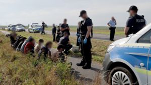 Eine Gruppe von 18 Männern und einer Frau, nach eigenen Angaben aus Syrien, wird nach einem Bürgerhinweis von der Bundespolizei in der Nähe der polnischen Grenze aufgegriffen. Foto: Bernd Wüstneck/dpa