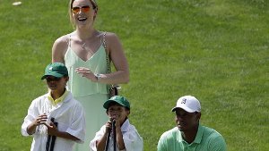 Entspannt auf dem Grün: Golfstar Tiger Woods mit seiner Freundin Lindsey Vonn und seinen Kindern Sam und Charlie. Foto: dpa