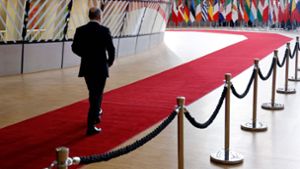 Olaf Scholz auf dem Weg zum Treffen der EU-Staats- und Regierungschefs in Brüssel. Dort muss der Kanzler sich einige Kritik an der deutschen Haltung in der Energiekrise gefallen lassen. Foto: AFP/LUDOVIC MARIN
