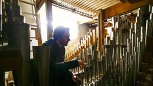 Im Herzen der Orgel: Kaum jemand kennt sich so gut mit dem Instrument aus wie Martin Kaleschke. Foto: /Simon Granville