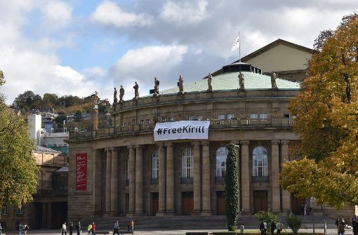 Mitarbeiter der Oper Stuttgart haben ein Banner mit der Aufschrift «Free Kirill» (Freiheit für Kirill) aufgehängt. Die Aktion erinnert an den in Moskau von der Justiz verfolgten und in Hausarrest sitzenden Regisseur Kirill Serebrennikow. Foto: dpa
