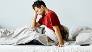 Wer den halben Tag verschlafen hat, sollte sich unbedingt aus dem Bett kämpfen. Foto: 2022 SeventyFour/Shutterstock.com