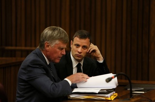 Oscar Pistorius (rechts) im Gespräch mit seinem Anwalt Foto: dpa