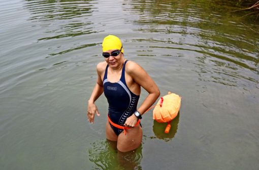 Kerstin Thomas zittert im Wasser – obwohl sie regelmäßig  im Kalten übt, sind 6,6 Grad eine Herausforderung. Foto: Eva Herschmann