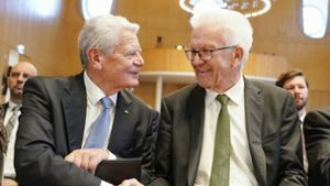 Gedankenaustausch: Alt-Bundespräsident Gauck (li.) und Ministerpräsident Kretsch­mann   in Mannheim. Foto: dpa/Uwe Anspach