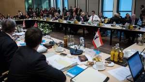 Die Ministerpräsidenten sprachen sich am Donnerstag bei einem Treffen in Berlin dafür aus, ein neues Verbotsverfahren gegen die rechtsextreme Partei einzuleiten. Foto: dapd