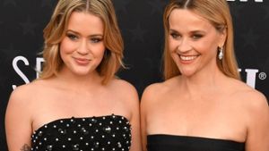 Ava Phillippe (l.) und Reese Witherspoon sehen sich ohnehin sehr ähnlich. Nun wählten sie auch noch einen Zwillingslook. Foto: IMAGO/MediaPunch/Jeffrey Mayer