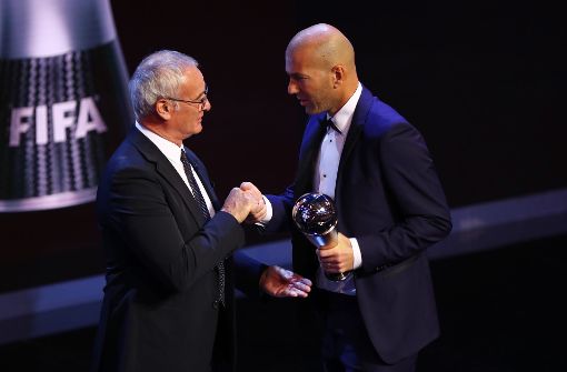 Claudio Ranieri übergibt Zinédine Zidane die Auszeichnung für den Trainer des Jahres. Foto: Getty Images Europe