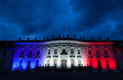 Die Fassade von Schloss Ludwigsburg erstrahlte am Dienstagabend zur blauen Stunde in den Farben der französischen Fahne – Solidarität wird Frankreich nach den Anschlägen von  Paris weltweit zugesichert. Foto: dpa