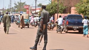 In Teilen von Burkina Faso bewachen die Polizisten tagsüber die Stadtzentren, um die Bewohner vor Terroranschlägen zu schützen (Archivbild). Foto: AFP/ISSOUF SANOGO