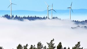 Änhlich wie bei diesem Windpark sind nahe Oberberken vier Rotoren in einem Waldgebiet geplant Foto: dpa