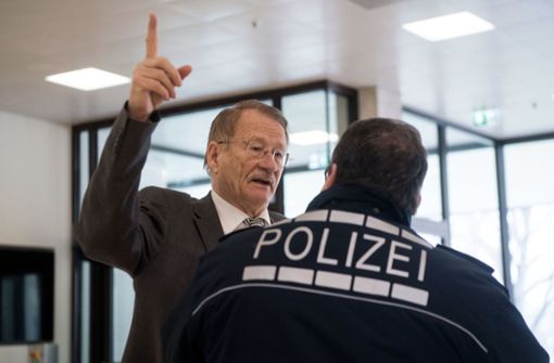 Der Vorsitzende des Untersuchungsausschusses, Wolfgang Drexler, am Eingang des Landtags Foto: dpa