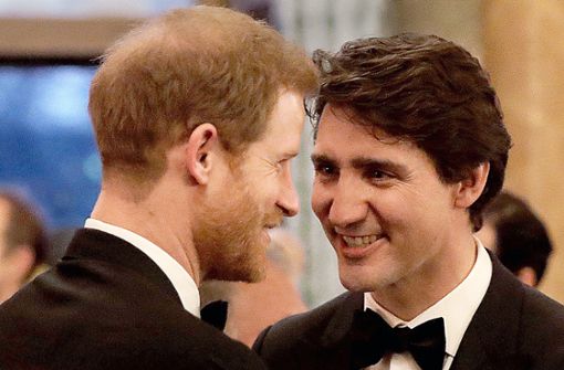Prinz Harry und Kanadas Premierminister Justin Trudeau begrüßen sich herzlich  bei einem Treffen 2018. Foto: dpa/Matt Dunham
