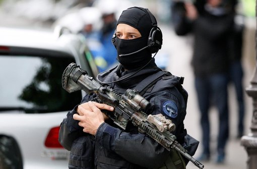 Großes Polizeiaufgebot beim Eintreffen des mutmaßlichen Attentäters Salah Abdeslam beim Gericht in Paris. Foto: AFP