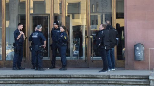 Polizisten stehen vor dem Eingang der Universitätsbibliothek in Mannheim. Foto: dpa/René Priebe