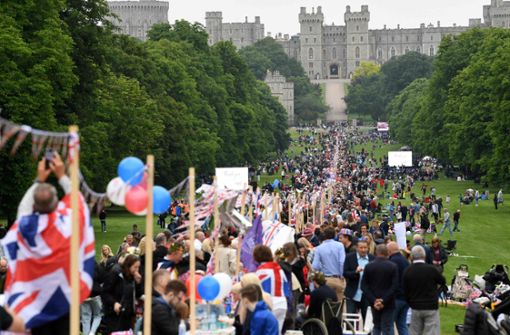 Tausende Menschen versammeln sich zu einem riesigen Picknicklunch im Park von Schloss Windsor. Foto: AFP/DANIEL LEAL