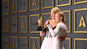 Zwei Oscars für zwei starke Frauen: Renée Zellweger (rechts) und Laura Dern. Foto: AFP/ROBYN BECK