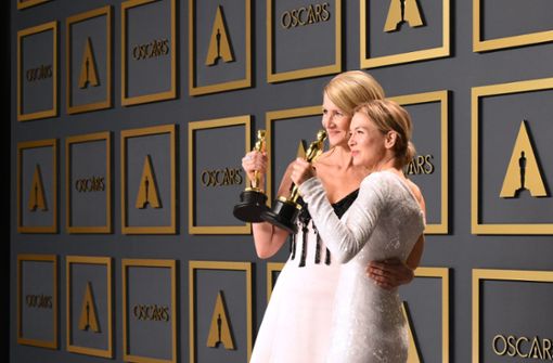 Zwei Oscars für zwei starke Frauen: Renée Zellweger (rechts) und Laura Dern. Foto: AFP/ROBYN BECK