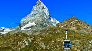 Die alte Seilbahn vor dem Matterhorn (Archivbild): Ab 1. Juli  soll es von dem Schweizer Nationalberg, dem Matterhorn,  aus über die Alpen von Zermat in der Schweiz nach Cervinia in Italien gehen. Foto: imago/chromeorange/ünter Fischer