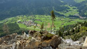 Geröllmassen über Brienz drohen das  Dorf im Kanton Graubünden unter sich zu begraben. Foto: Kanton Graubünden
