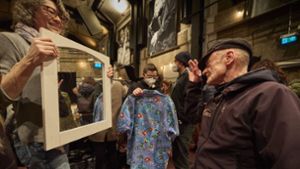 Passt? Ein Schnäppchenjäger betrachtet sich beim Nachtflohmarkt in der Schorndorfer Manufaktur im Spiegel. Foto: Gottfried Stoppel