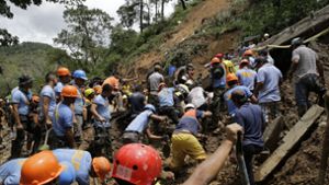 Einsatzkräfte suchen nach den verschütteten Bergbauarbeitern. Foto: AP