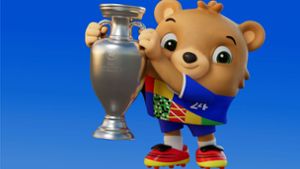 Diesmal mit Hose: Das Maskottchen für die EM 2024 ist ein Bär mit mehr Kleidung als noch der Löwe „Goleo“ (2006), der unten ohne auskommen musste. Foto: UEFA