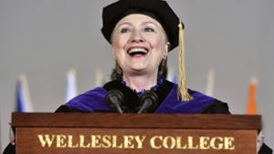 Die ehemalige US-Außenministerin Hillary Clinton bei einer Abschlussfeier am Wellesley College. Foto: AP