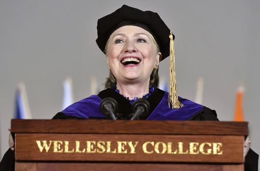 Die ehemalige US-Außenministerin Hillary Clinton bei einer Abschlussfeier am Wellesley College. Foto: AP