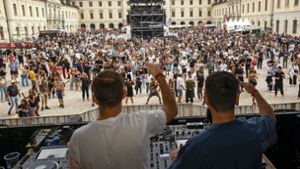Die DJs bringen das Publikum zum Tanzen. Foto: Jürgen Bach
