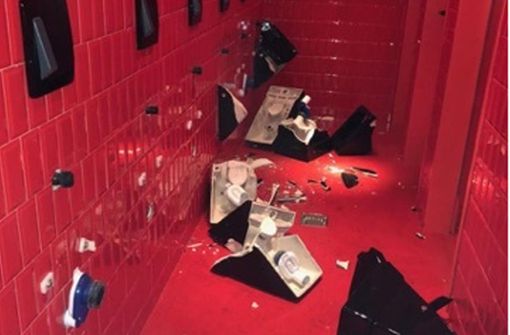 Ein Bild der Verwüstung: Unbekannte haben die neue Toilettenanlage im Club Billie Jean an der Lange Straße zerstört. Die Polizei ermittelt. Foto: StN
