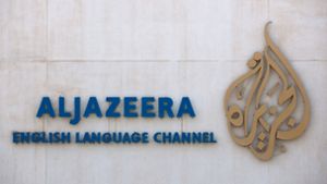 Der Schriftzug und das Logo des arabischen Nachrichtensenders Al-Dschasira sind auf dem Gelände des Unternehmens zu sehen. Foto: Tim Brakemeier/dpa