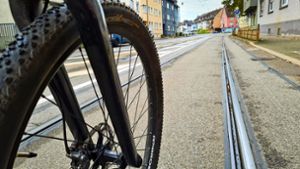 Schienen wie in der Schmidener Straße stellen für Radfahrer eine Gefahr dar. Foto: Steegmüller
