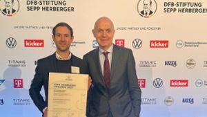 Kickers-Geschäftsführer Matthias Becher (li., neben  DFB-Präsident Bernd Neuendorf) nimmt die Auszeichnung entgegen. Foto: red/pr