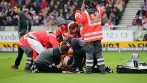 Der traurige Höhepunkt des Spiels: VfB-Kapitän Christian Gentner liegt schwer verletzt auf dem Platz. Foto: Pressefoto Baumann