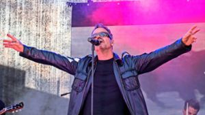 Michael Mold spielt Bono nach – inklusive typischer Sonnenbrille. Foto: Eibner-Pressefoto/Florian Wiegand