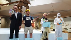 Geldgier, fossile Energien, Plastikmüll und Umweltgifte haben die Aktivisten im Naturkundemuseum dargestellt. Foto: Extinction Rebellion Stuttgart