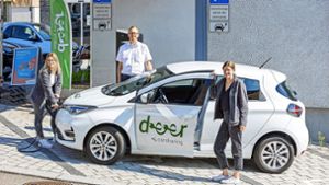 Bürgermeister Torsten Bartzsch freut sich mit den Deer-Mitarbeiterinnen Pia Epple (links) und Ellen Schuler über das neue E-Carsharing-Angebot. Foto: KS-Images.de / Karsten Schmalz