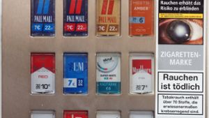 Wenn die Tasten den Packungen ähneln, müssen Schockbilder künftig bereits auf den Auswahltasten von Zigarettenautomaten zu  sehen  sein. (Symbolfoto) Foto: dpa/Soeren Stache