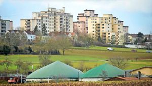 Die Hochdorfer Biogasanlage versorgt 300 Wohneinheiten  dahinter. Foto: Simon Granville