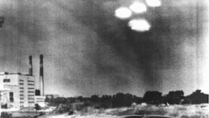 Vier in Formation fliegende  „Objekte“ über der Stadt Salem im US-Bundesstaat Massachusetts wurden von einem Kameramann der amerikanischen Küstenwache am 16. Juli 1952 um 9 Uhr 35 vormittags beobachtet. Foto: DB/UPI/dpa