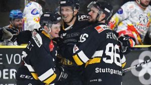 Wollen am heutigen Freitag Jubeln: Die Cracks des Eishockey-Regionaligisten Stuttgart Rebels. Foto: Günter Bergmann