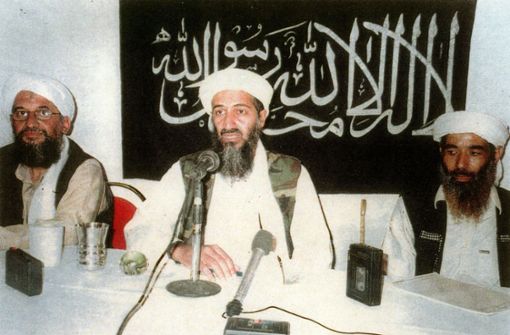 Dieses alte Foto zeigt den früheren al-Kaida-Anführer Osama bin Laden im Jahr 2001 zusammen mit Ayman al-Zawahiri (links) sowie Muhammad Atef (rechts). Bin Laden und Atef sind inzwischen tot. Foto: dpa/Handout