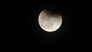 Am Samstag kommt es über Deutschland zu einer partiellen Mondfinsternis. Foto: imago images/NurPhoto/Seung-il Ryu via www.imago-images.de