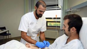 Massimiliano De Simone fühlt sich bei der Arbeit in der Klinik wohl. Doch es steht auch noch der große Sprachtest bevor Foto: Klinikverbund Südwest